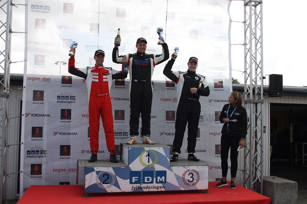 Vinderne af heat 2 blev Mathias Valentin (i midten) foran Tommy Nygaard (til venstre) og Jesper Gregersen (til højre), på podiet var der både pokaler og champagne, som efterfølgende hurtigt blev åbnet.
(Foto: Agnes Straarup)